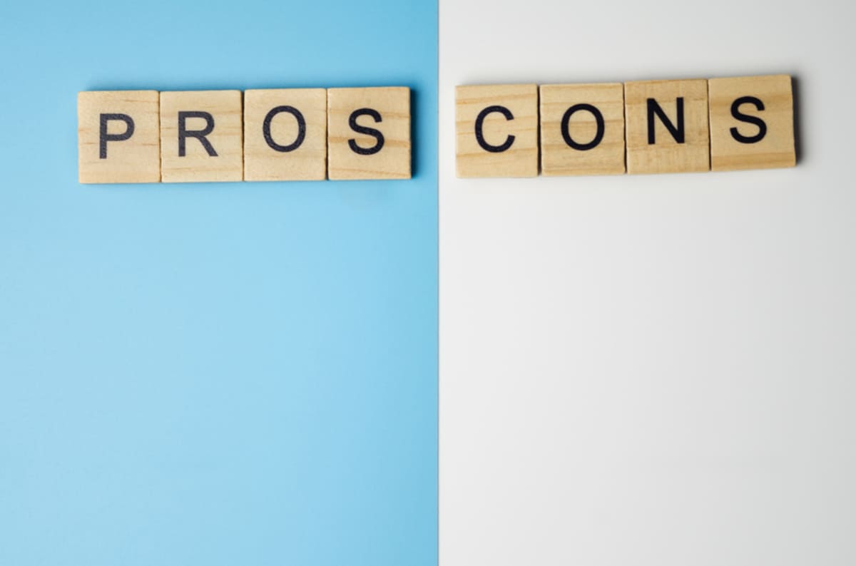 The words pros and cons in block letter