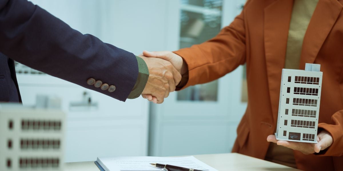 05 A businessman shakes hands with customer