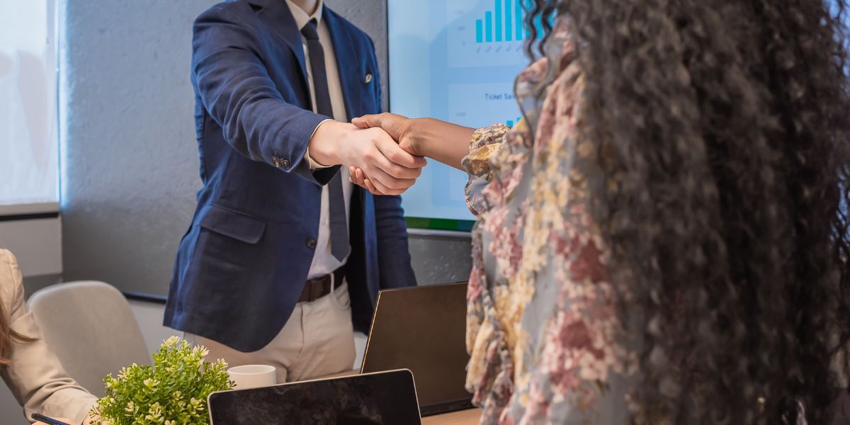 6 Business man shake hands with business women