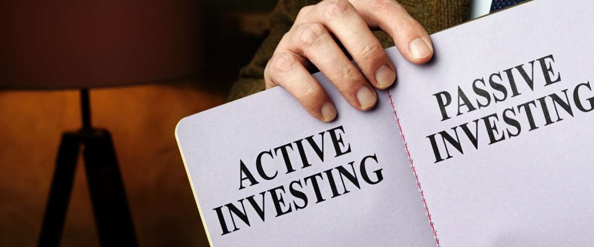 Adviser shows active investing vs passive investing pros and cons